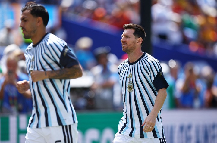 Paredes y Messi antes de la final del Mundial, su último partido juntos (Reuters).