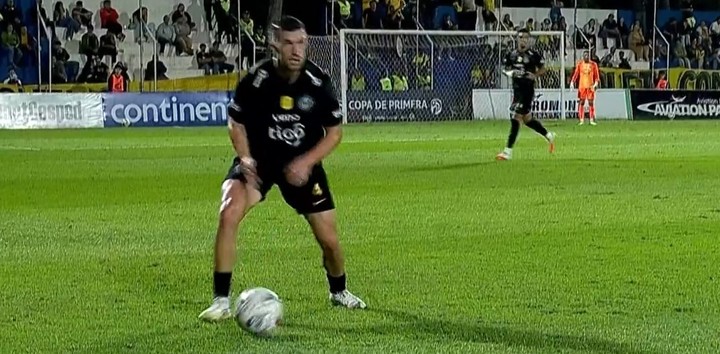 Tim Payne y un buen pase en el 2-0 de Olimpia.
