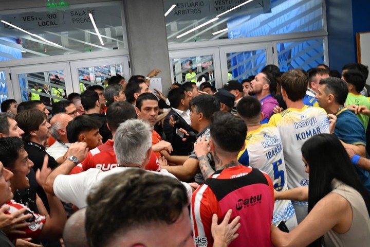 Los incidentes en la zona de acceso al vestuario. (Foto: Rodrigo Delgado)