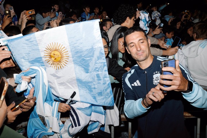 Scaloni, con la gente.
PRENSA AFA