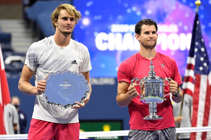 Alexander Zverev con el trofeo de subcampeón junto a Dominic Thiem, campeón del US Open 2020. Este domingo, el alemán buscará revancha.
(REUTERS).