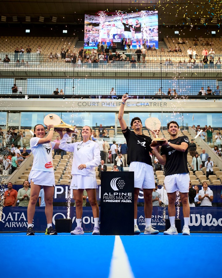 Las dos parejas campeonas alzaron sus trofeos en París.
(@premierpadel en X).