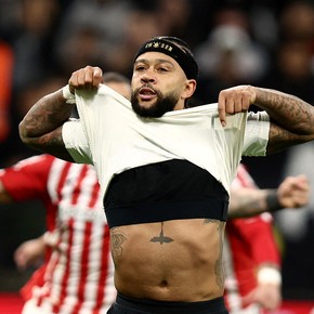La nueva pésima noticia que recibió Memphis Depay después del penal errado frente a Estudiantes