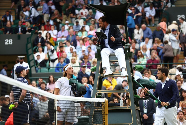 Tsitsipas discute con el umpire en el partido ante Kyrgios. (REUTERS)