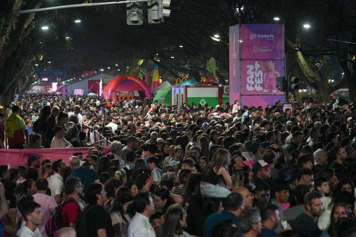 Las alertas meteorológicas impedirán que estas imágenes se repitan este domingo en los Fan Fest.
(Prensa Juegos Suramericanos).