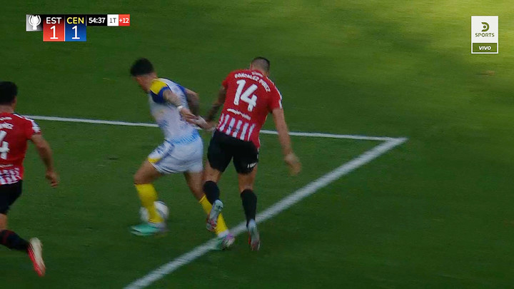 Gonzalez Pires lo toca a Copetti y el arbitro cobra penal.