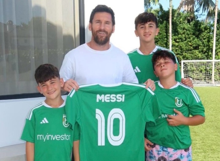 Lionel Messi y sus hijos, Thiago, Ciro y Mateo, con la camiseta del UE Cornellà.