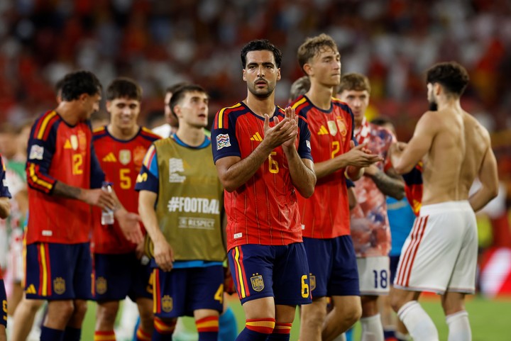 SEVILLA, 29/09/2026.- Los jugadores de la selección española al término del partido que España y Croacia han disputado en el estadio Ramón Sánchez-Pizjuán. (EFE)