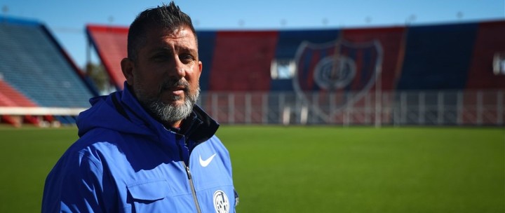 Livio como DT de San Lorenzo femenino.