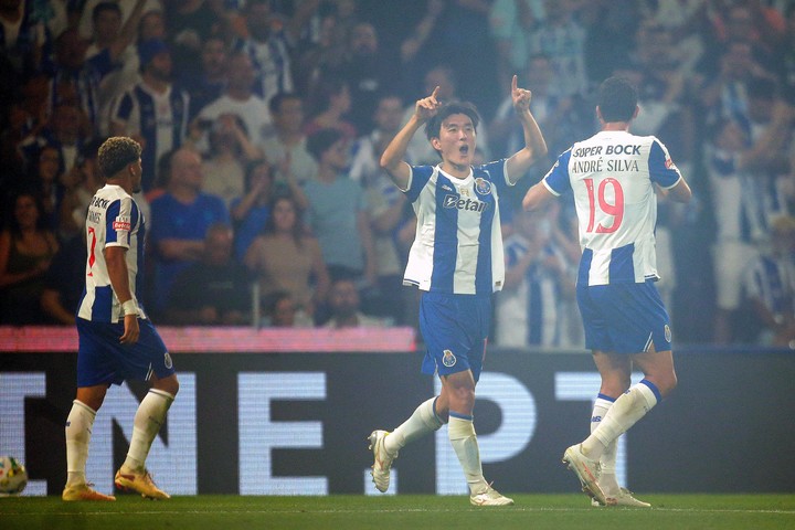 Hwang Inbeom y su festejo en el tercer gol. (EFE/EPA/MANUEL FERNANDO ARAÚJO)