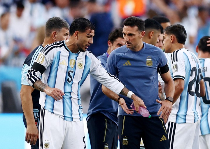 Scaloni y Paredes, una sociedad que es un símbolo de la Selección Argentina (Reuters / archivo).