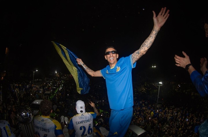Di María, con anteojos negros y la bandera canalla arriba del micro (Prensa Rosario Central).