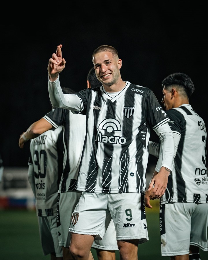 Módica festeja uno de sus dos goles para Gimnasia de Mendoza contra Talleres.