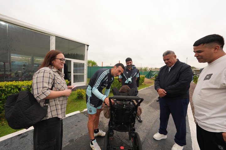 La visita de Benja al predio de Ezeiza movilizó a toda la Selección Argentina (Prensa AFA).