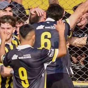 El tenso cruce de un hincha de Olimpo con el árbitro tras el triunfo ante Gimnasia de Chivilcoy: "Son unos delincuentes"