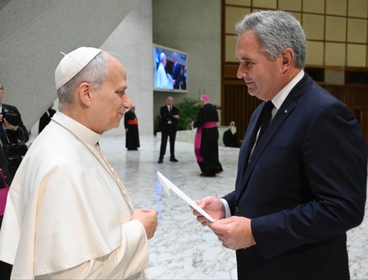 Quirno, confeso hincha de River y Canciller, con el Papa. 