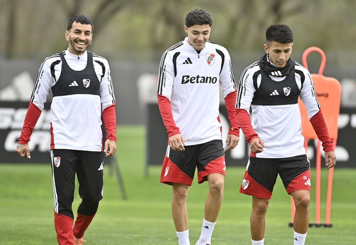 Correa, Andrada y Almada, a pura sonrisa en Ezeiza. Prensa River.