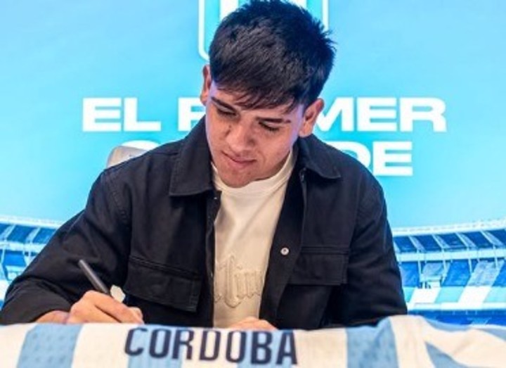 Leandro Córdoba firmó contrato hasta fin de 2023. Foto: Prensa Racing.