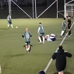 Video: brutal agresión a un línea en el fútbol senior y partido suspendido