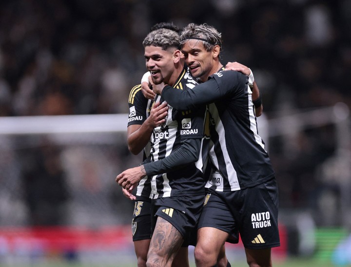 Gustavo Scarpa junto a sus compañeros de Mineiro. (REUTERS/Cris Mattos)