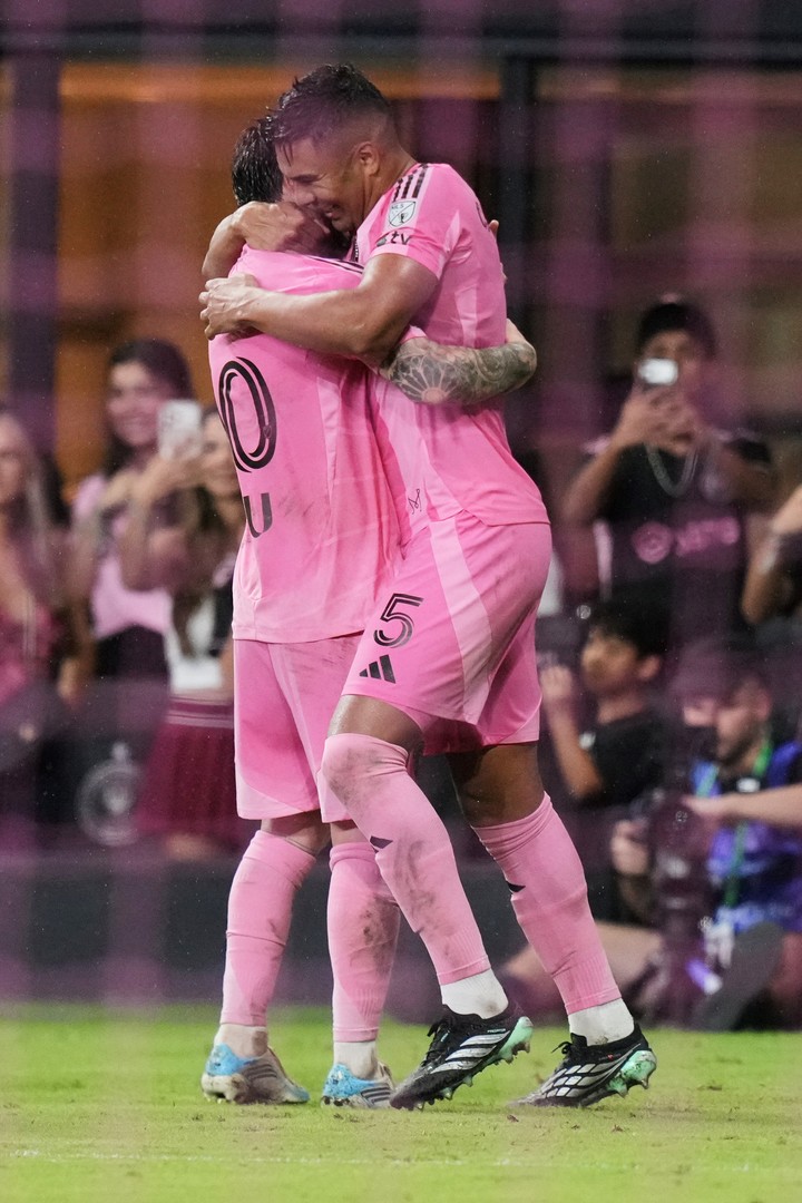 El festejo de gol entre Casemiro y Messi. (AP Photo/Lynne Sladky)