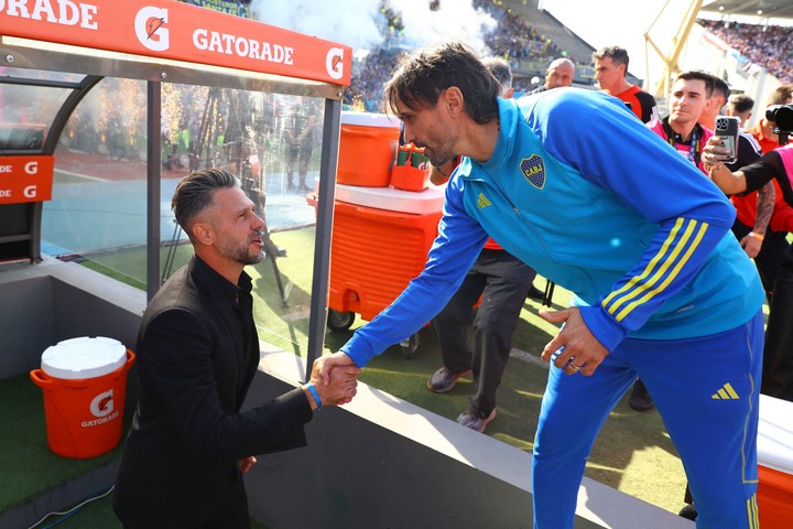 Demichelis y Martínez saludándose previo al River vs Boca - Copa de la Liga 2024 (ALEJANDRO PAGNI / AFP).