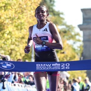 La atleta que iba a romper el récord mundial de maratón, sufrió una grave lesión y terminó la carrera rengueando