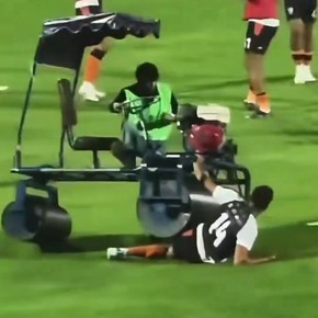 Insólito momento en el fútbol tailandés: un carrito le arrolló la pierna a un jugador durante la entrada en calor