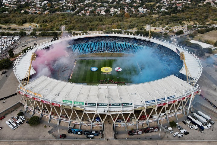 El último River-Belgrano, con las dos hinchadas en la final del Apertura. REUTERS.