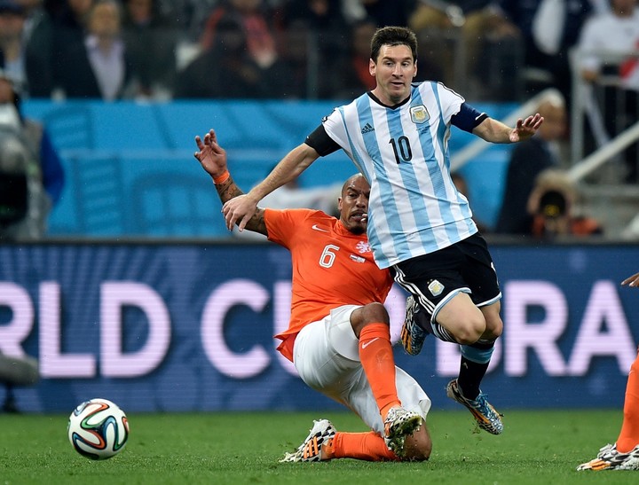 Messi con la camiseta que hoy se encuentra en Bahía Blanca. (AP Photo/Martin Meissner, File)