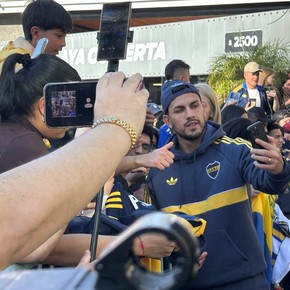 Con Riquelme y Paredes mezclado con los hinchas, Boca está en Córdoba y espera por Vélez
