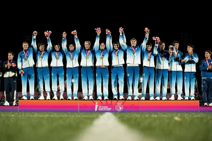 Los Pumas 7's celebraron así en el podio, con el oro y el Capi en la mano.
(@lospumas7s en IG).