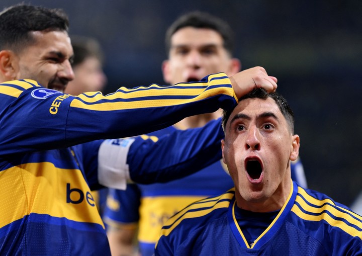 Soccer Football - Copa Sudamericana - Quarter Final - First Leg - Boca Juniors v Sao Paulo - Estadio La Bombonera, Buenos Aires, Argentina - September 8, 2026
Boca Juniors' Miguel Angel Merentiel Serrano celebrates scoring their first goal with teammates REUTERS/Rodrigo Valle