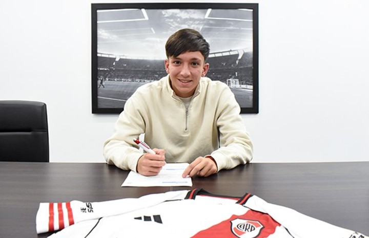 Galo Escobar firmando su primer contrato (Foto: prensa River).