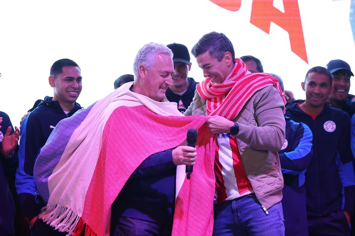 Gustavo Alfaro con Paraguay. (EFE)