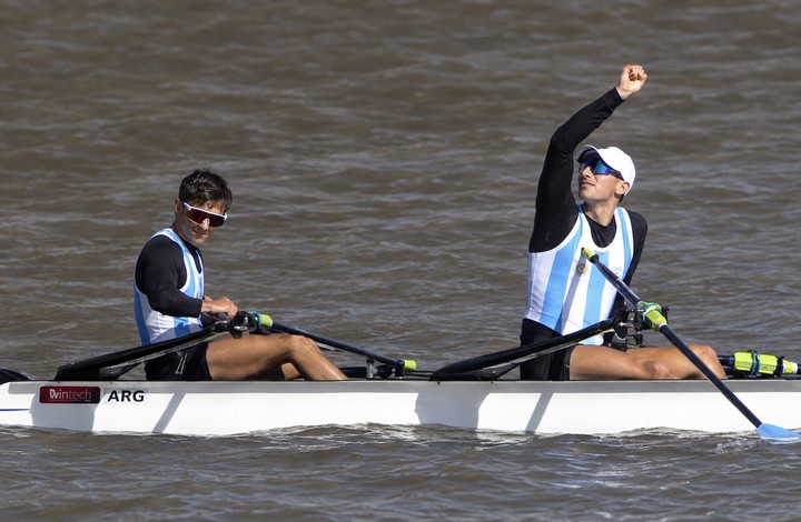 Rodrigo Enríquez y Santiago Menín festejaron así tras ganar el oro en remo en el doble par ligero.