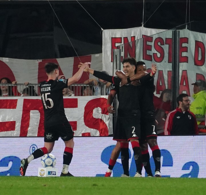 Blondel festejando el 2-1 (Foto: Marcelo Carroll).