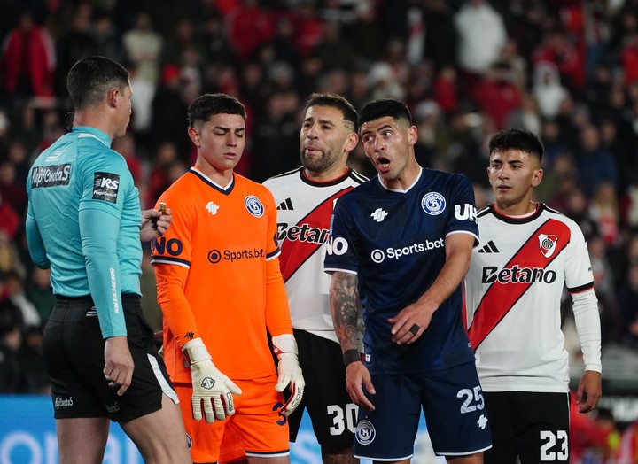 Ramírez cobró un penal en favor de River durante el partido (Foto: Marcelo Carroll).