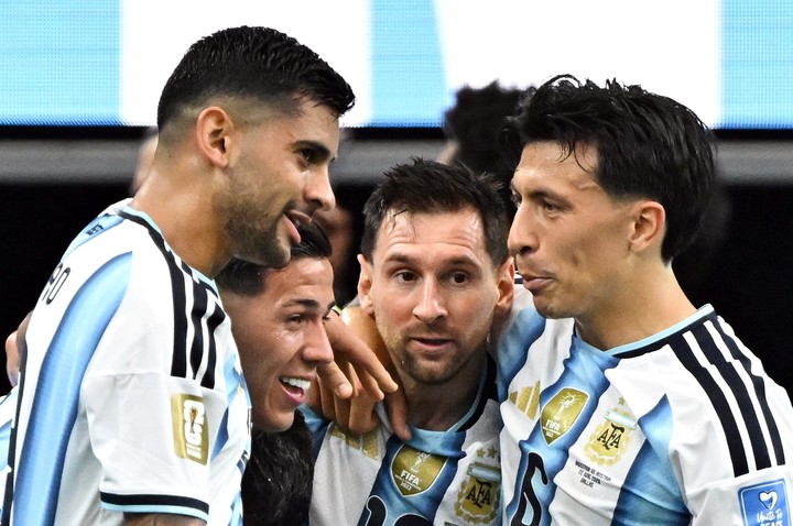 Romero y Messi en el Mundial (REUTERS).
