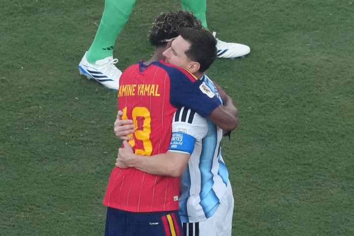 Lamine Yamal y el abrazo con Messi. (Foto: EFE)