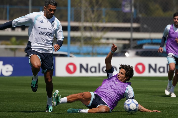 Simeone, con todo ante Facundo Medina. Foto: Juano Tesone.