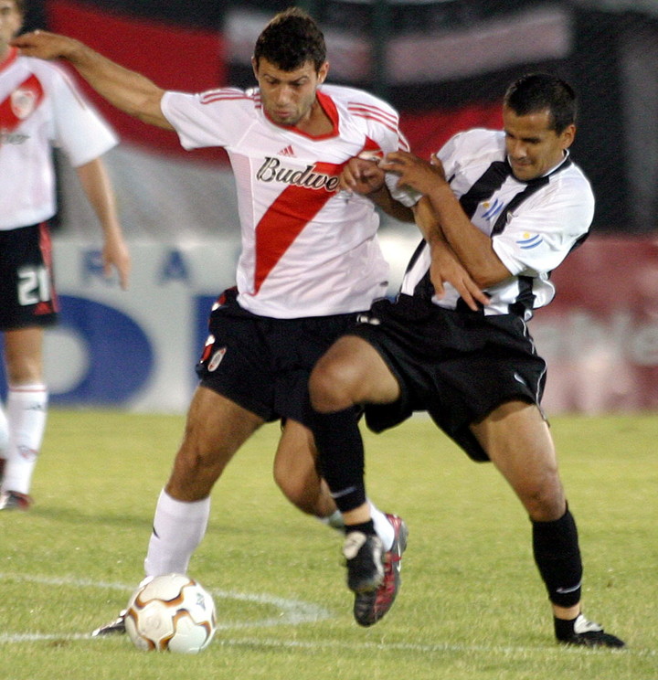 Derlis Soto ante Mascherano en un River - Libertad.