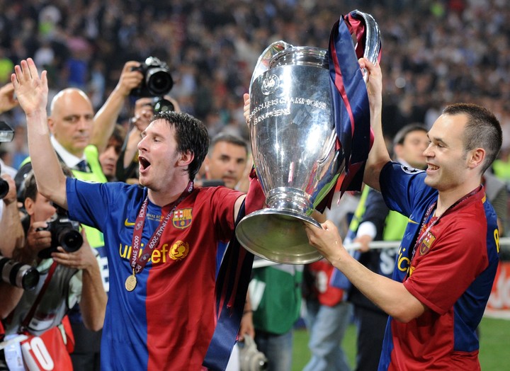 Iniesta, campeón de Champions League junto a Lionel Messi. (Photo by Lluis GENE / AFP)