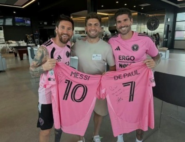 Kevin Benavides junto a Lionel Messi y Rodrigo De Paul, en el predio de Inter Miami, a fines de agosto de 2026.