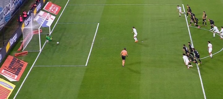 El penal que atajó Cambeses en Racing vs Atlético Tucumán.