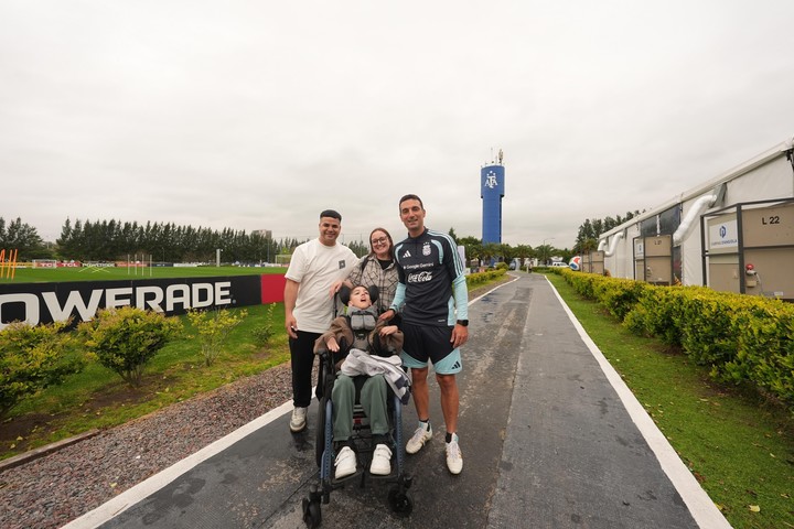 La visita de Benja al predio de Ezeiza movilizó a toda la Selección Argentina (Prensa AFA).