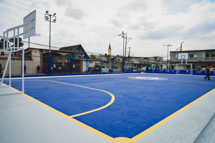 Chelsea abrió una cancha comunitaria en Ecuador.