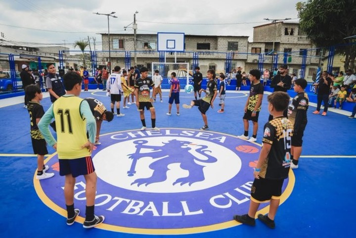 Chelsea abrió una cancha comunitaria en Ecuador.