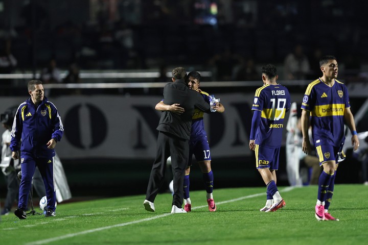El abrazo del Vasco con Lozano. (EFE)