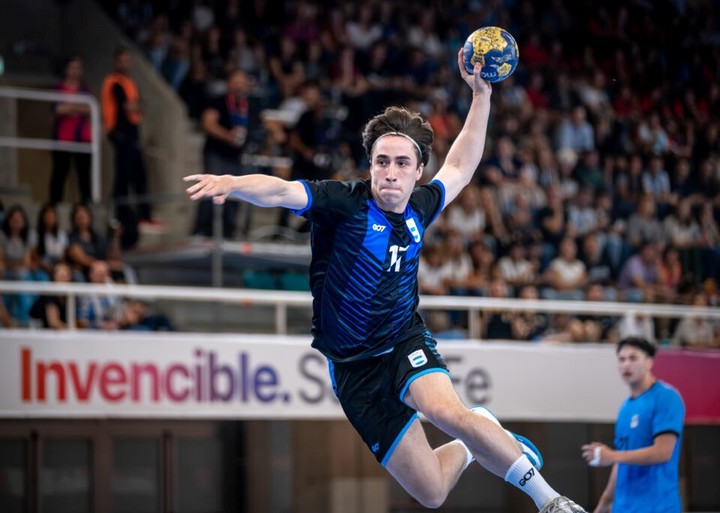 Los Gladiadores vencieron a Uruguay en una cancha repleta y definirán este sábado ante Chile por el oro.
(@CAHandball en X).